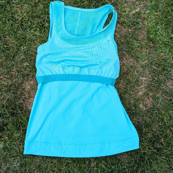 Athletic top with mesh inserts - Picture 3 of 3